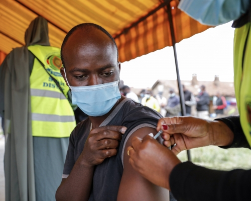 新冠疫苗在非洲供不应求的情况十分严重。美联社图片