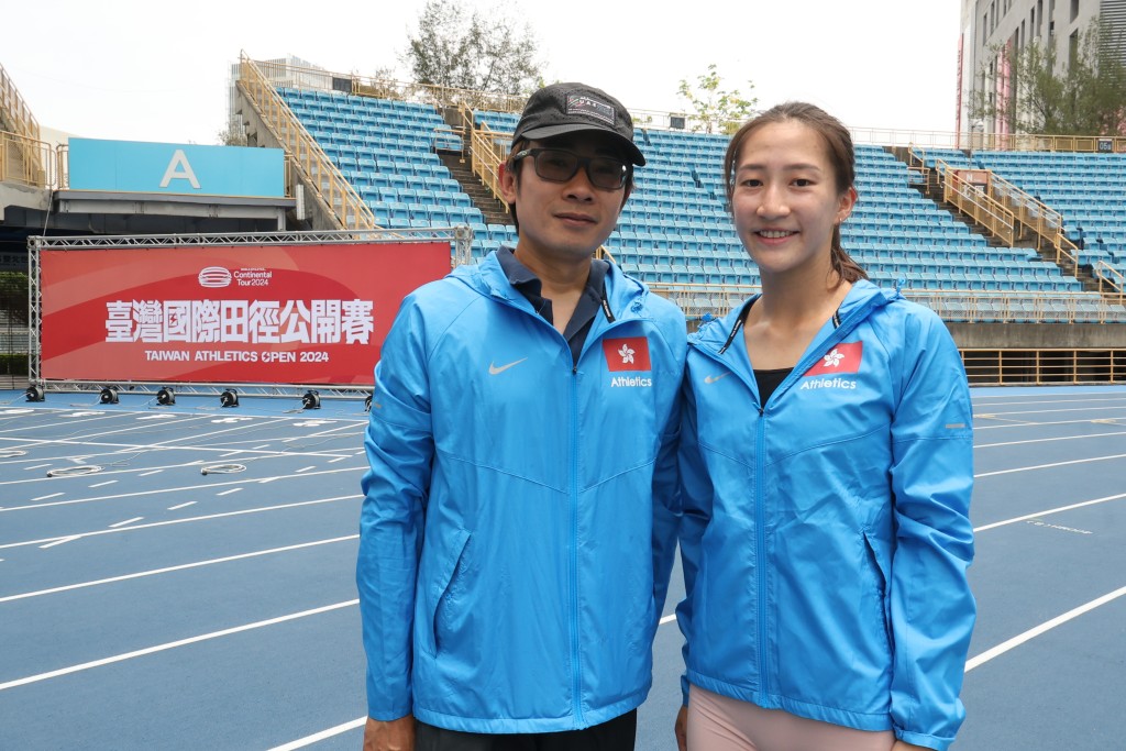 張靜嵐跟教練溫達勇在以藍色為主色的台北田徑場合照。