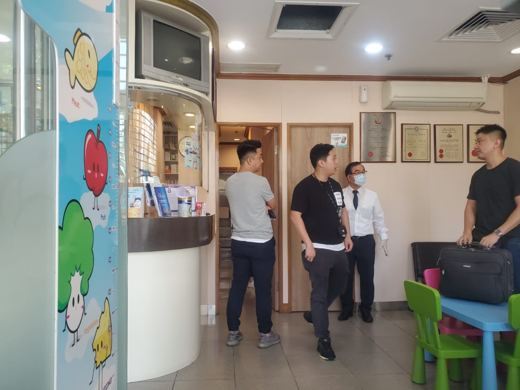 探員到診所調查。 梁國峰攝