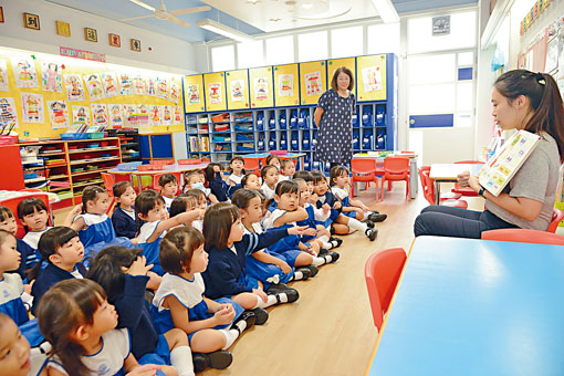 教育局指今学年幼稚园每期学费中位数约为八百二十元，较去年多约三十元。