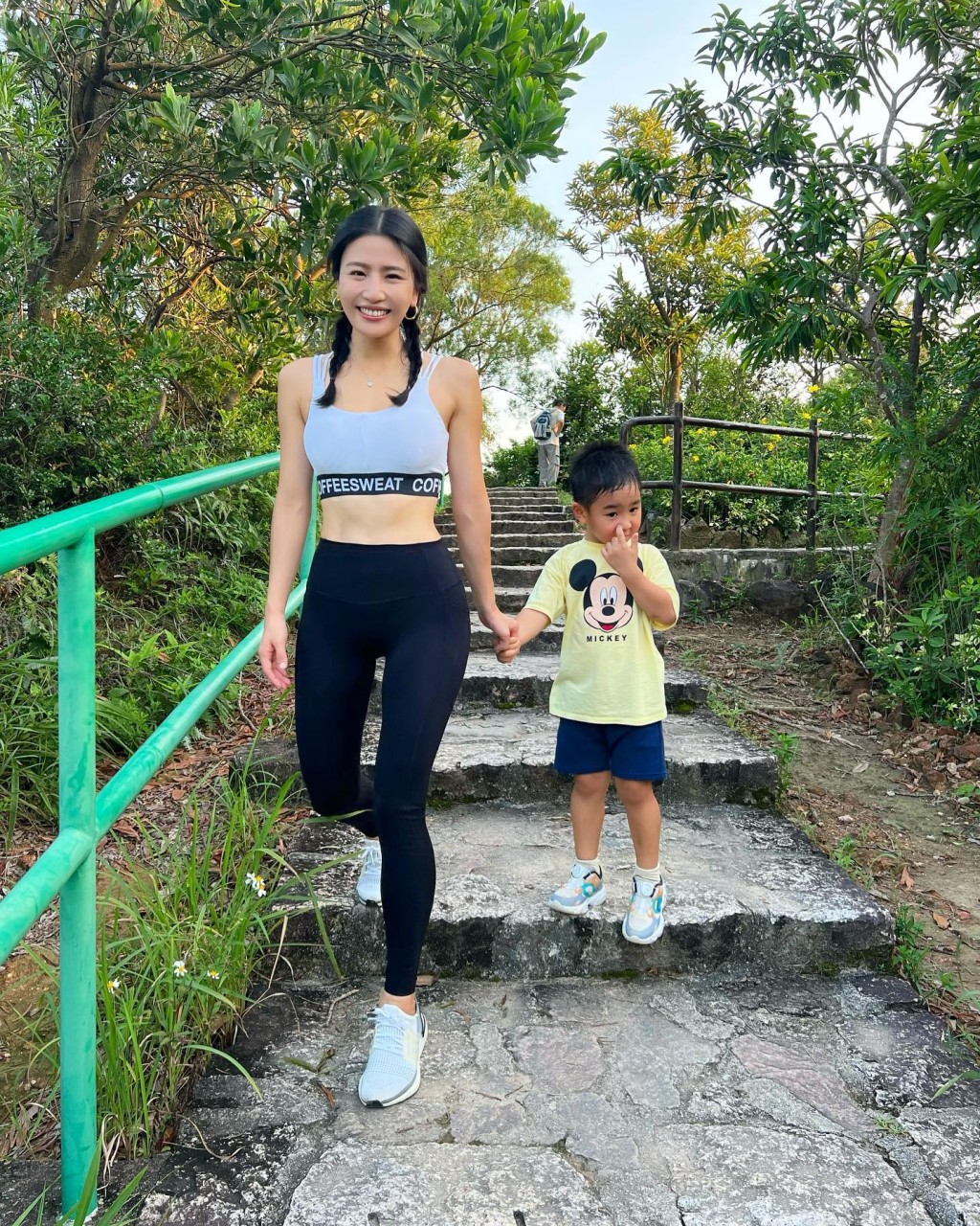 Coffee醉心瑜伽事業，於社交平台上亦見她常瑜伽服裝。（圖片來源：Instagram@coffee89921、Facebook@Coffee林芊妤）