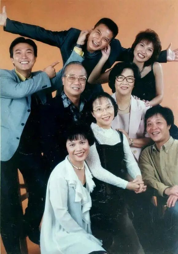 錢小豪與胞弟錢嘉樂年輕時與父母、家人拍攝的全家福。(網上圖片) 錢小豪與胞弟錢嘉樂年輕時與父母、家人拍攝的全家福。(網上圖片)