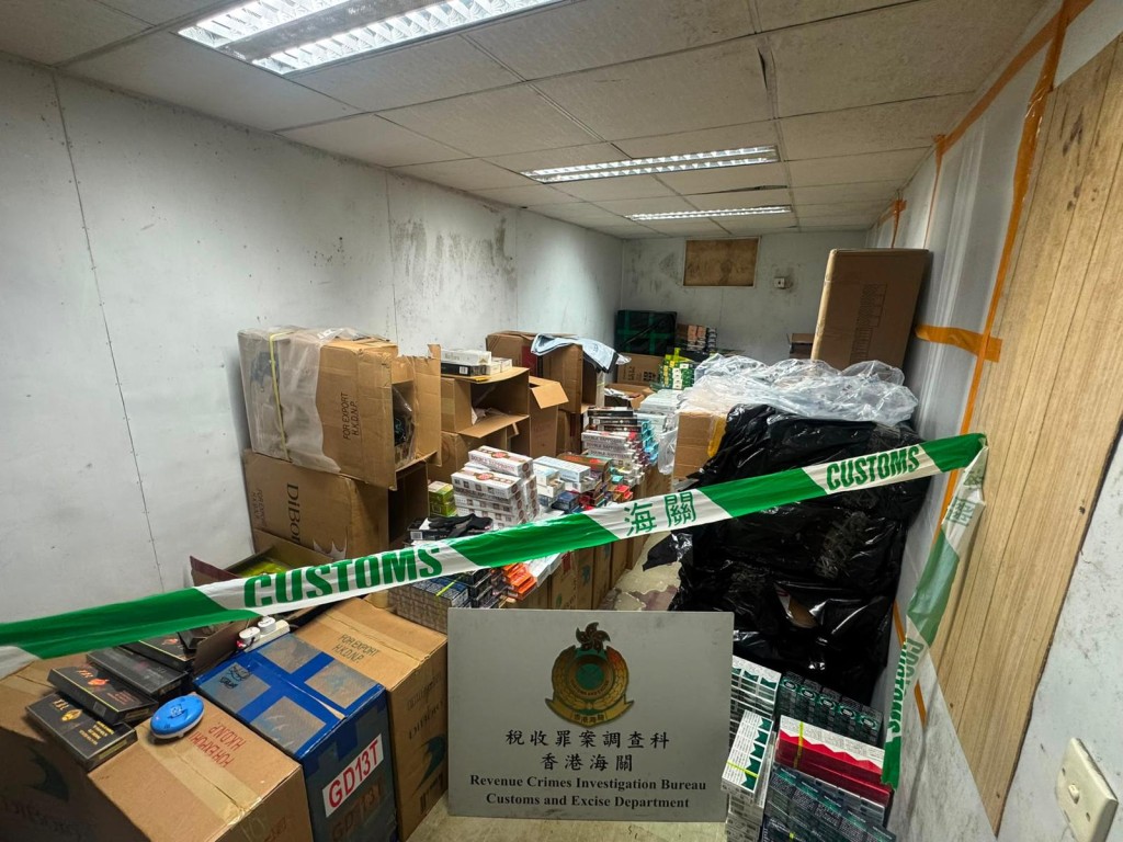海關搗破青衣元朗上水三地私煙倉。 海關搗破青衣元朗上水三地私煙倉。