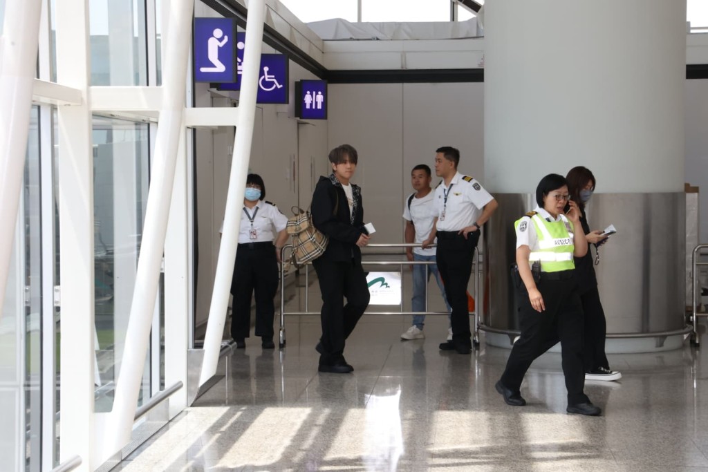 姜濤出發到台灣,於11時20分乘座保姆車到達機場。 姜濤出發到台灣,於11時20分乘座保姆車到達機場。