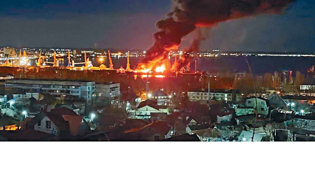 俄控克里米亞沿海城市費奧多西亞周二遭烏軍空襲，發生猛烈爆炸。