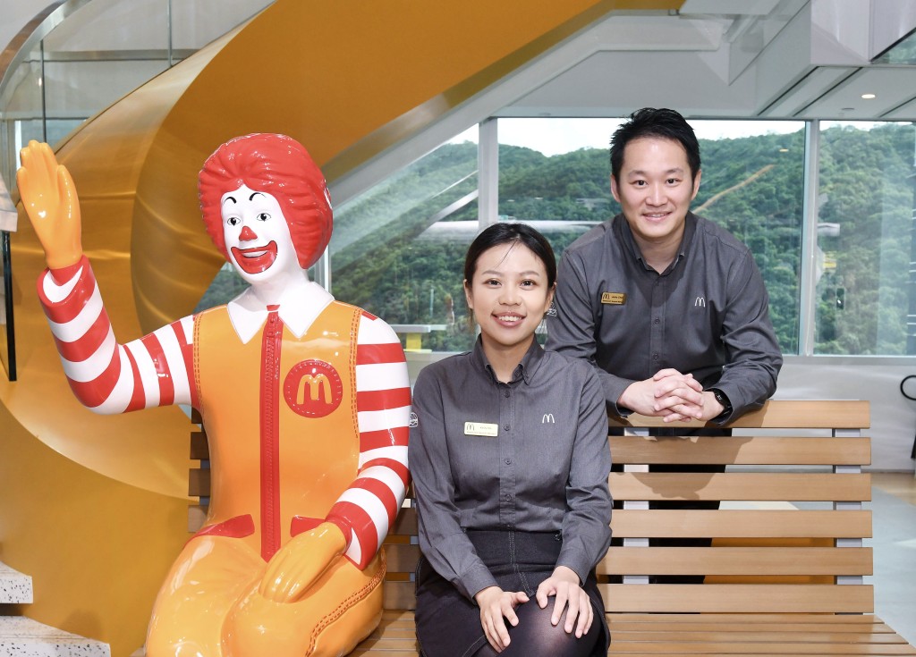 左起:Kelly,Jacky。 左起:Kelly,Jacky。