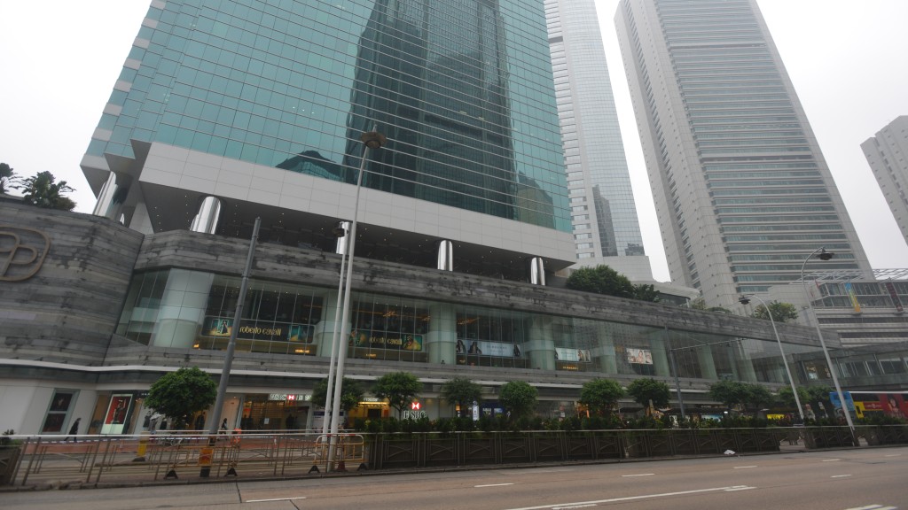 金鐘兩漢擸棍互毆一人逃去 警拘44歲男 檢電棒伸縮棍辣椒噴劑。資料圖片