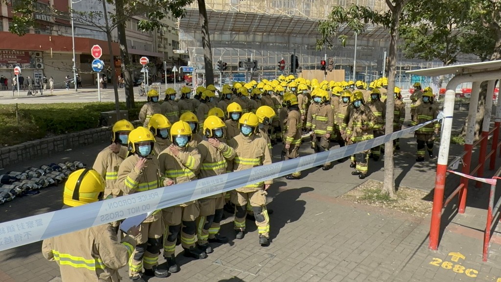 带过百名消防学院学生到场视察灾情。刘汉权摄