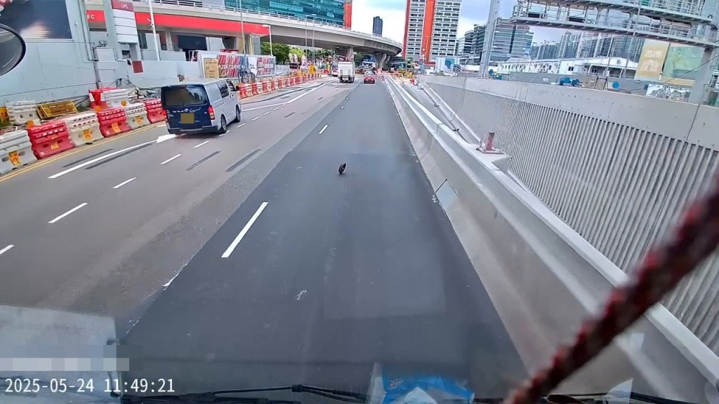 車輪與零件及後各散東西,零件在很 短時間內便奔向馬路的右方,在石墩 旁擱錢,而飛脫的車輪則繼續放飛自 我,沿馬路繼續自由地前行。fb「車cam L(香港群組)」截圖 車輪與零件及後各散東西,零件在很 短時間內便奔向馬路的右方,在石墩 旁擱錢,而飛脫的車輪則繼續放飛自 我,沿馬路繼續自由地前行。fb「車cam L(香港群組)」截圖