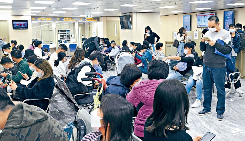 內地即將通關,不少市民到回鄉證換領中心辦理證件。