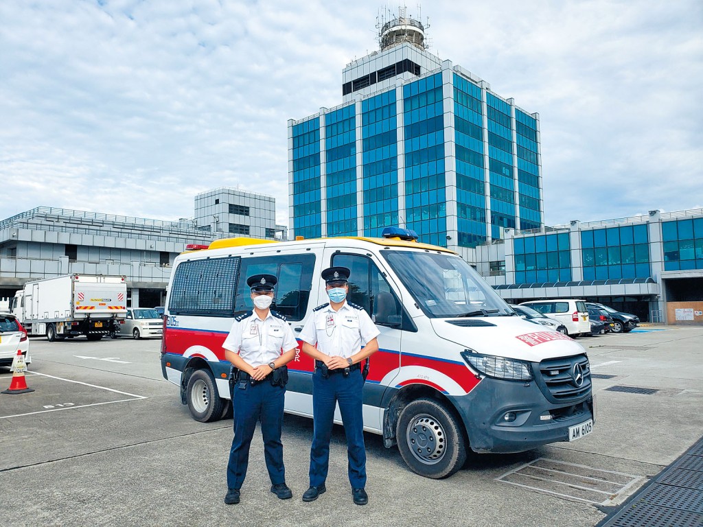 機場警區古樂霖總督察（行動）（右）及林國鵬高級督察（行動）表示，會一直「高度戒備」，確保機場旅客和市民安全。 