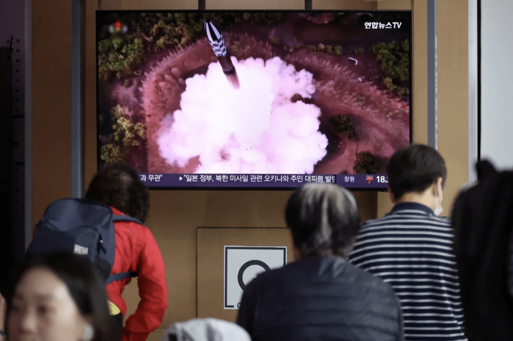 5月31日早上，南韓首爾火車站的電視報播北韓發射飛彈。路透社