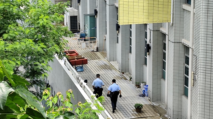 港大校園內男子飛墮平台，警員在場調查。