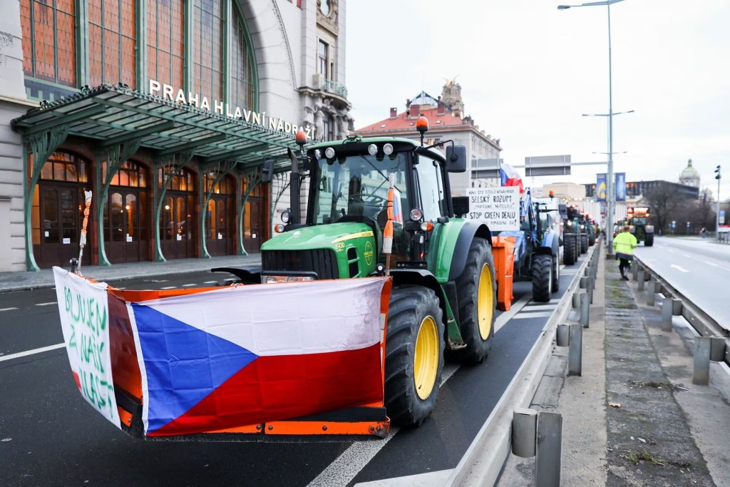 捷克農民駕拖拉機駛入布拉格市中心。路透社