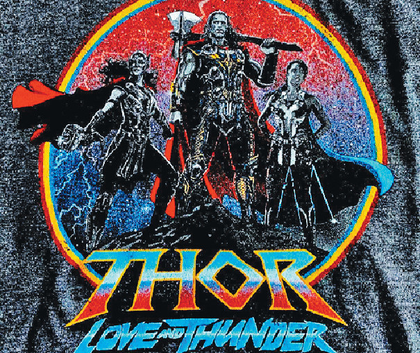 ■官網上載了電影T恤，令女雷神（左）的造型曝光。