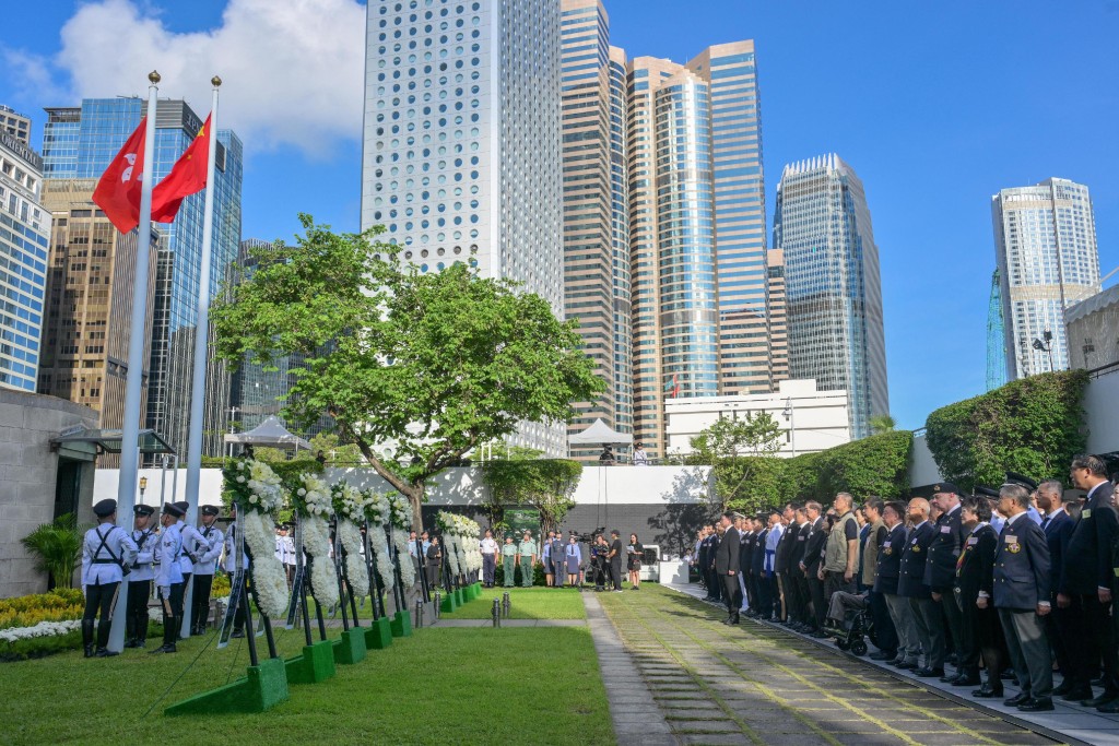 香港大會堂紀念花園舉辦中國人民抗日戰爭暨世界反法西斯戰爭勝利80周年紀念儀式。政府新聞處 香港大會堂紀念花園舉辦中國人民抗日戰爭暨世界反法西斯戰爭勝利80周年紀念儀式。政府新聞處