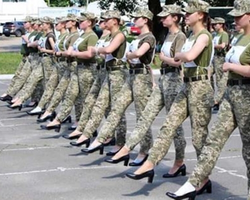 烏克蘭女兵訓練穿高跟鞋踢正步，遭外界炮轟。網圖