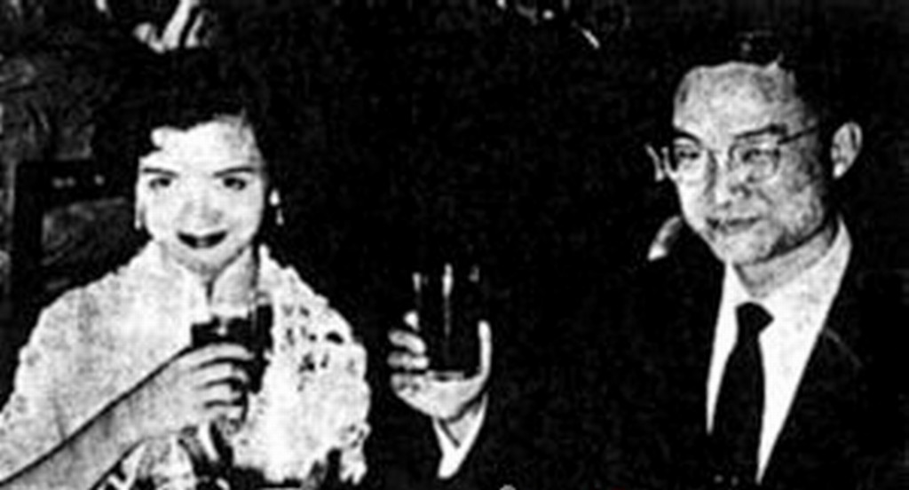 后来，金庸认识了年轻11岁、毕业于香港大学的新闻记者朱玫（左），1956年二人在香港美丽华酒店举行婚礼，最后朱玫因揭发对方婚外情而提出离婚。