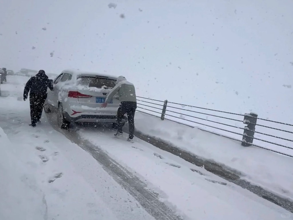 國慶新疆暴雪，車輛滯留。小紅書@炫仔餃子