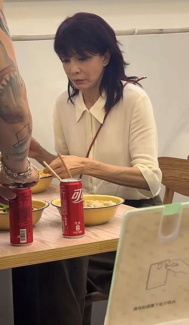 鄭裕玲估計和一名背心紋身同行。 鄭裕玲估計和一名背心紋身同行。