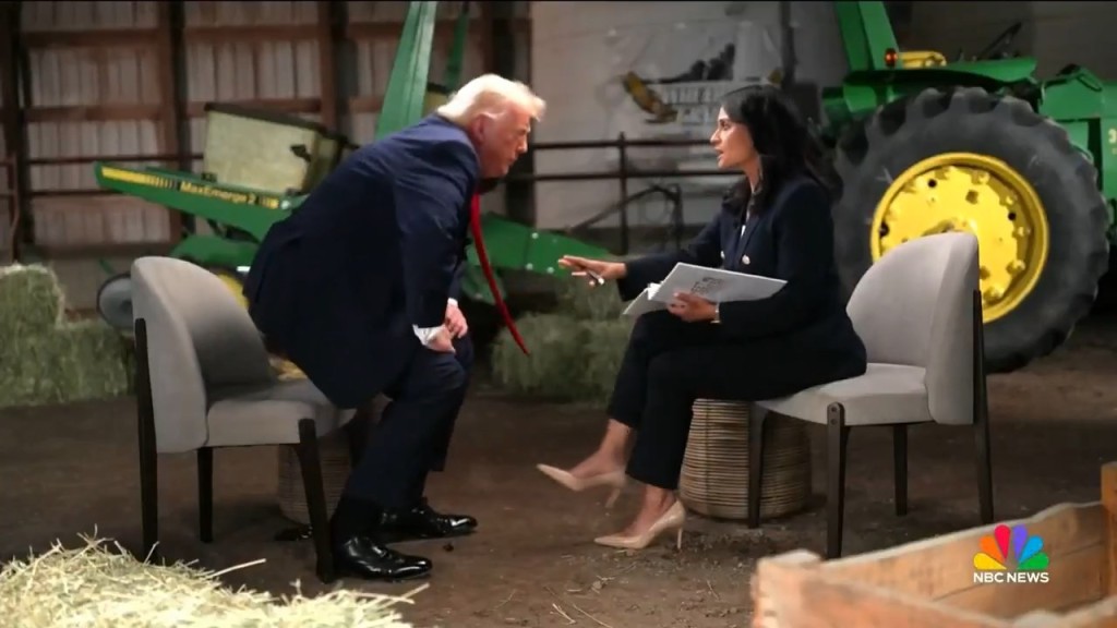 特朗普接受NBC访问时，不满主持人提问内容拆下收音咪提早离开。NBC《MEET THE PRESS》截图