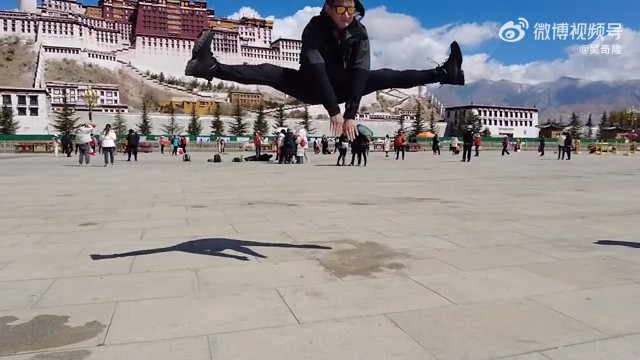 在西藏布达拉宫外跳凌空一字马。