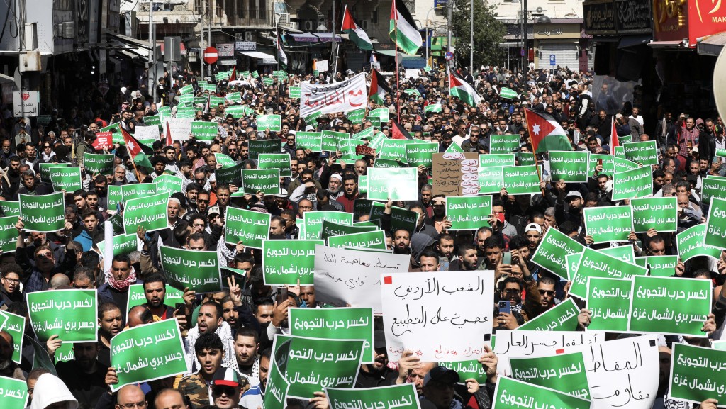約旦群眾遊行聲緩巴勒斯坦人。 路透社