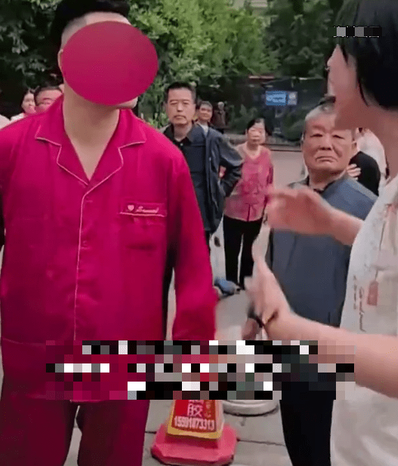 西安父女街头争执，穿红衣的男途人与少女发生争执。