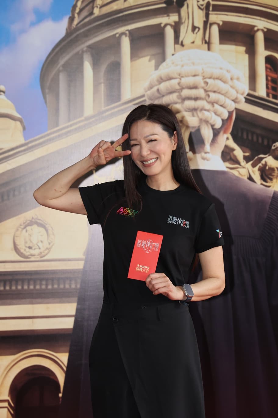 滕麗名結束《愛.回家之開心速遞》拍攝後,相隔9年演出劇集《模範律師團》。 滕麗名結束《愛.回家之開心速遞》拍攝後,相隔9年演出劇集《模範律師團》。