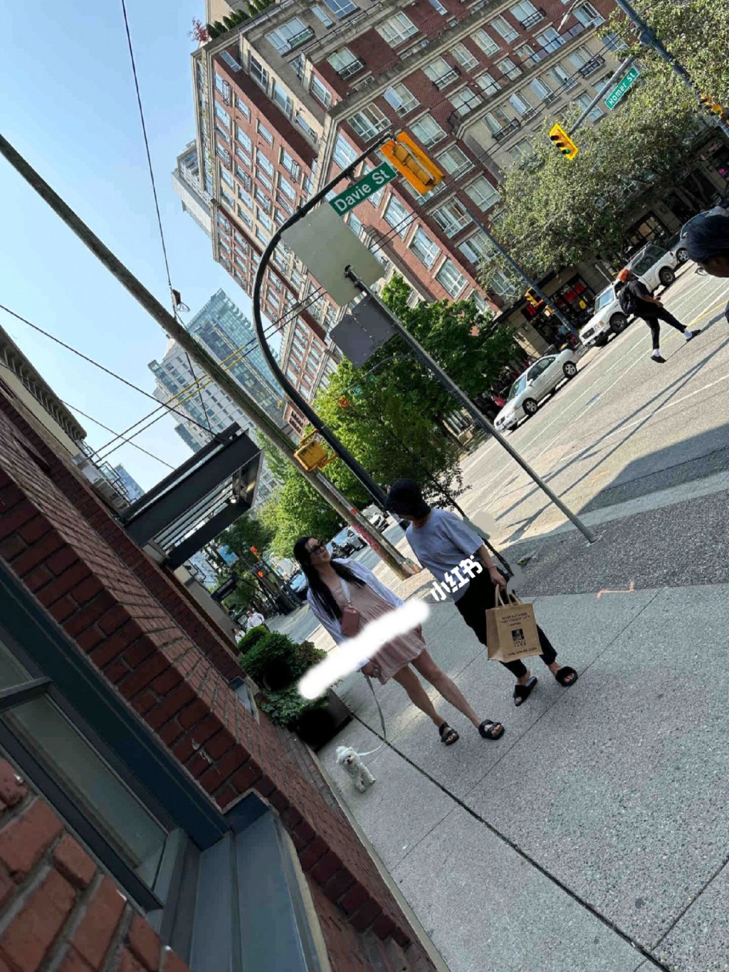 有網民指在溫哥華街頭偶遇王祖賢。