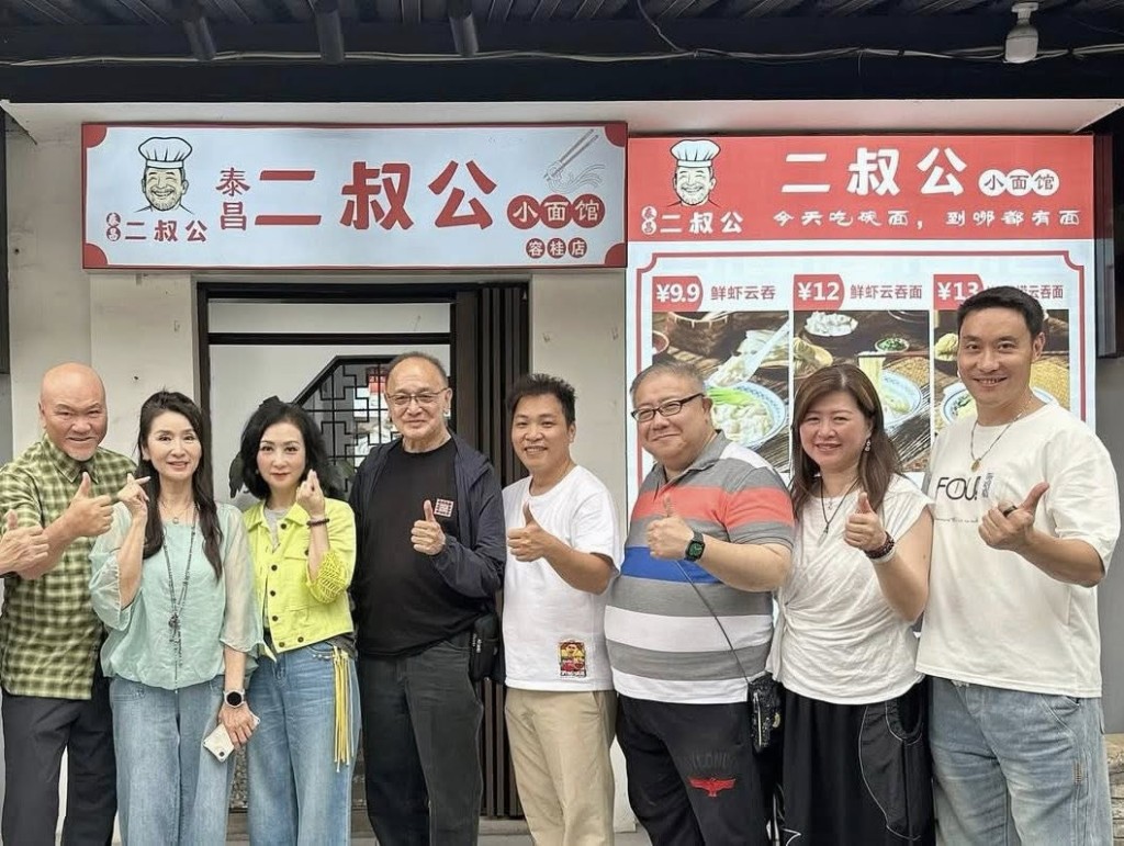 譚炳文的女兒譚淑瑩日前到順德容桂肥哥哥的雲吞麪店捧場。 譚炳文的女兒譚淑瑩日前到順德容桂肥哥哥的雲吞麪店捧場。