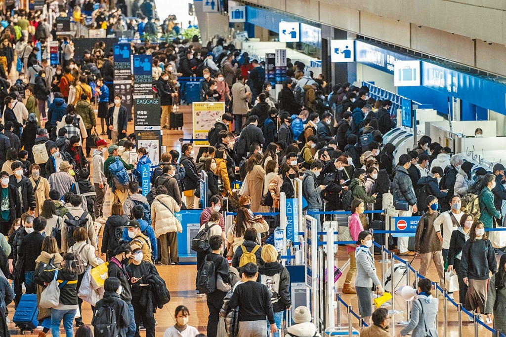 新年臨近,東京羽田機場出現人潮。