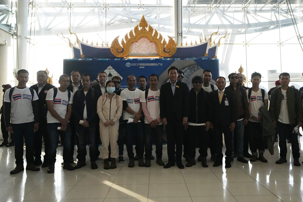首批獲釋的17名泰國人返回泰國。美聯社