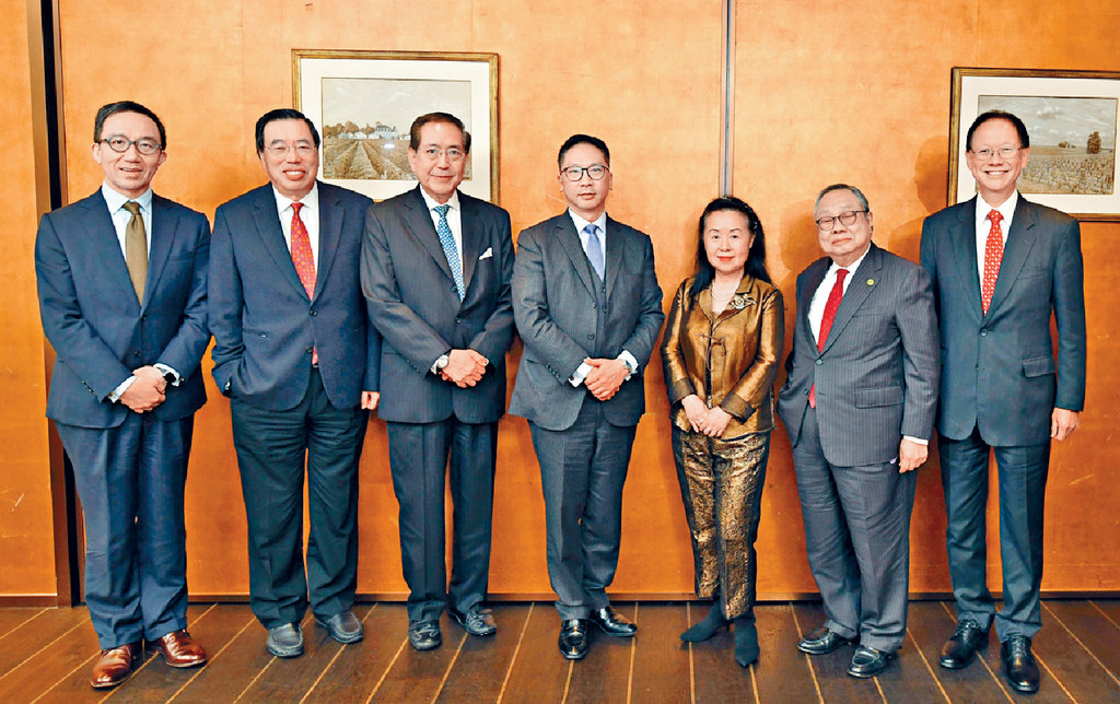 ■评审委员会份量十足，包括（左起） 梁卓伟教授、梁君彦先生、李国章教授、袁国强先生、区璟智女士、陈永棋先生及陈南禄先生。