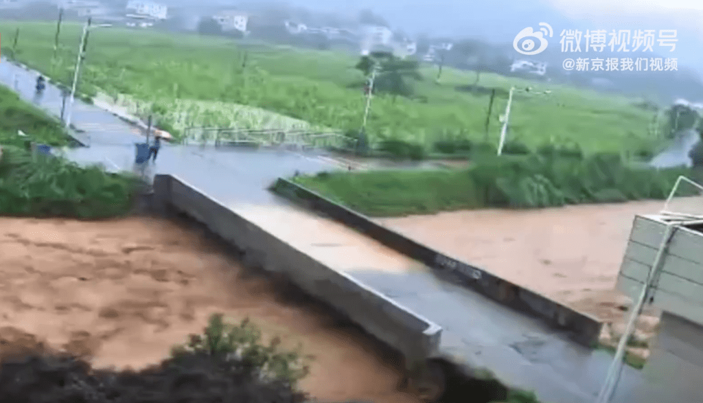 有閉路電視拍下，雙石村橋樑被洪水沖斷一刻。