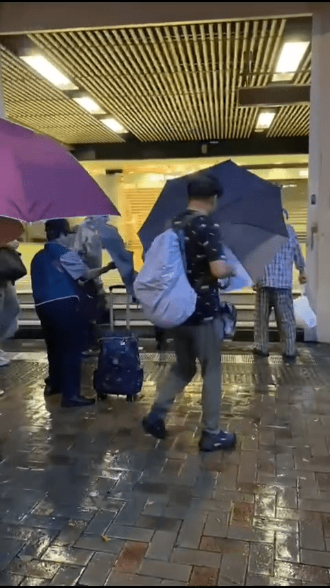 港鐵站已有不少市民在場等開閘 港鐵站已有不少市民在場等開閘