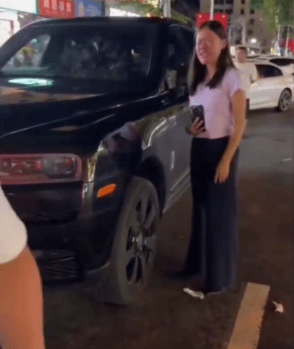 酒後倒車撞到一輛勞斯萊斯,女子哭哭啼啼胡言亂語。 酒後倒車撞到一輛勞斯萊斯,女子哭哭啼啼胡言亂語。