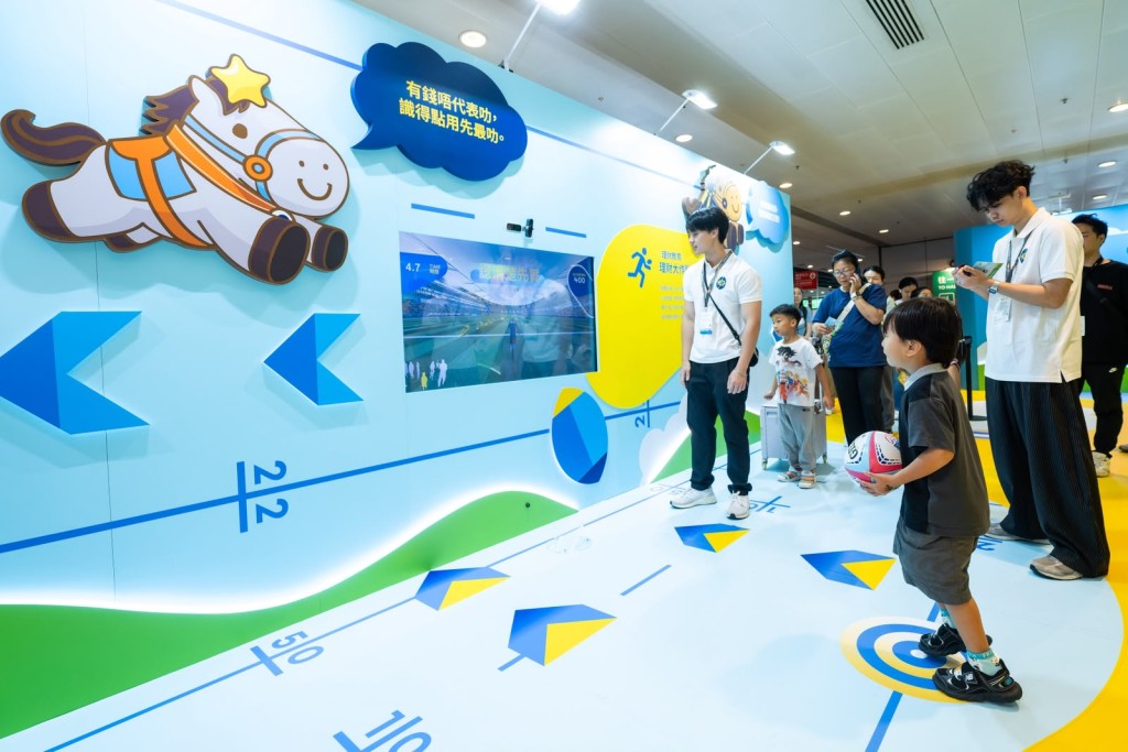 馬會於今屆香港書展設以運動為主題的展區,讓兒童及青少年透過互動體驗及活動,學習時間管理及理財教育等成長發展關鍵範疇。 馬會於今屆香港書展設以運動為主題的展區,讓兒童及青少年透過互動體驗及活動,學習時間管理及理財教育等成長發展關鍵範疇。