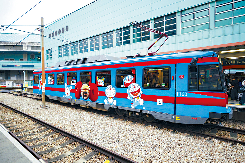 港鐵推出3列「多啦A夢」列車，將分別遊走輕鐵、東鐵綫及機場快線。