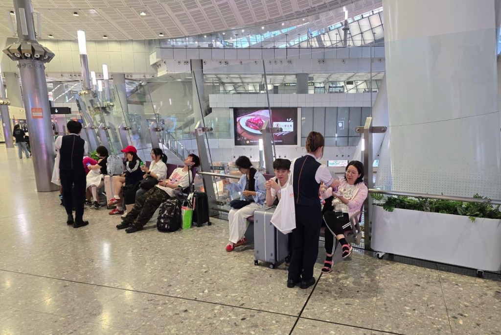 港鐵表示,一切安排會以安全為大前提,呼籲滯留的乘客放心並感謝大家的理解。 港鐵表示,一切安排會以安全為大前提,呼籲滯留的乘客放心並感謝大家的理解。