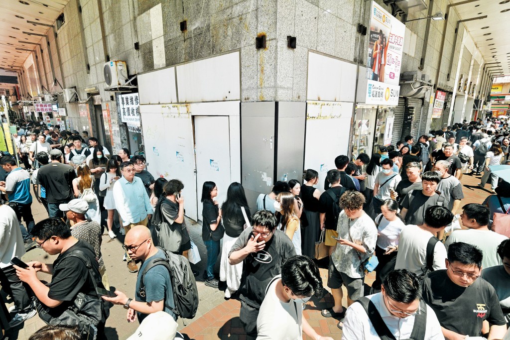 旺角先达广场昨日涌现放机人潮，排队市民从场内倒灌至门外，人龙一度沿通菜街延绵至快富街交界。