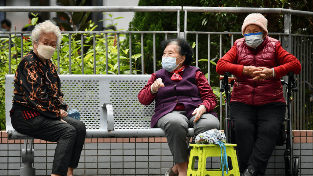 社會服務聯會的「香港百歲老人研究」指近三成照顧者稱長者出現抑鬱情緒。資料圖片