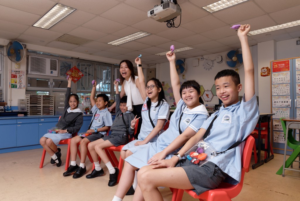 谭主任在课堂上鼓励学生勇于表达自己。