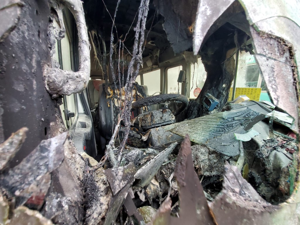 小巴驾驶室位置焚毁。