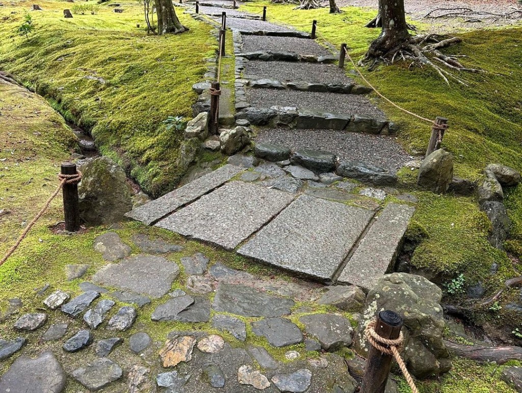 為控制遊客數量，西芳寺預約極難，入寺前更要抄佛經。