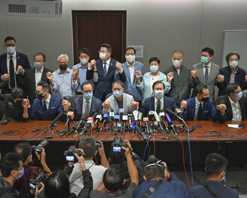 十五名民主派議員昨日在沒有集體行動、沒有統一儀式下,全部遞交辭職信。