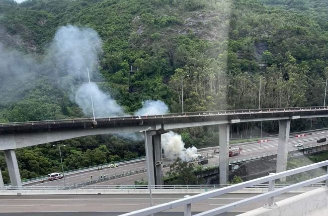 私家車失事起火，冒出大量濃煙。fb馬路的事 (即時交通資訊台)Bosco Chu圖片