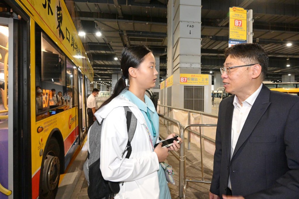 运输及物流局局长林世雄今日清晨与运输署人员到香园围边境管制站公共运输交汇处视察。林世雄fb