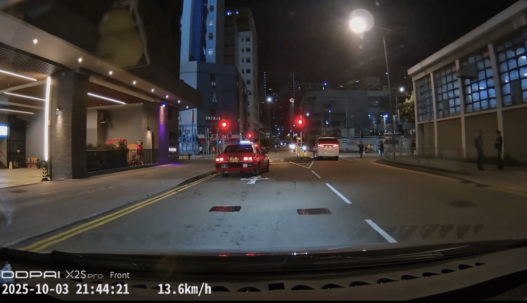第三段影片則拍到白色七人車沿建豐街往震寰路方向駛去，當時紅燈，司機見狀越過一輀的士，違規切入對頭行車線並「衝燈」，繞過安全島轉彎駛走。fb「香港突發事故報料區及討論區」