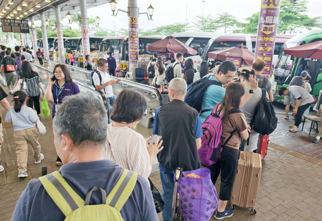 不少市民在旅遊巴櫃位等候出市區。徐裕民攝 不少市民在旅遊巴櫃位等候出市區。徐裕民攝